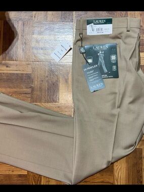 Lauren Ralph Lauren Men's Classic Khaki Dress Pants in beige. Mens 33x30, NWts